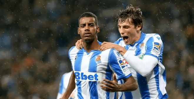 担左后卫职 担左后卫职