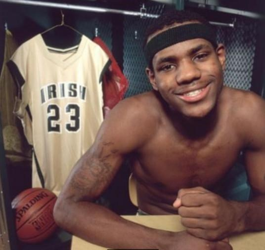 他通过背身 他通过背身